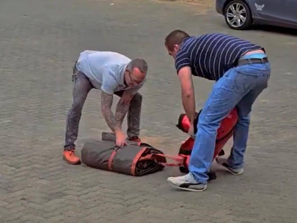 How to unroll a fire blanket